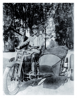 Lars Ramstrm 1920. Motorcykeln med sidovagn kade mjligheterna att n ut till allt fler kunder inom ett strre omrde.